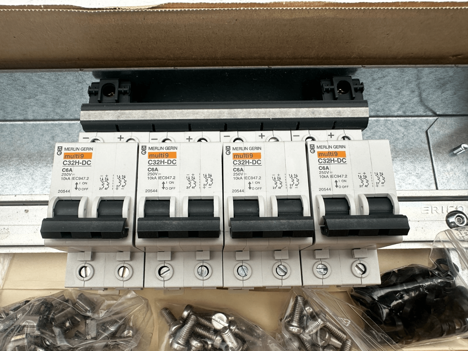 MERLIN GERIN C32H - DC MULTI9 C6A x4pc + RAIL + VISSERIE - KLR Automation
