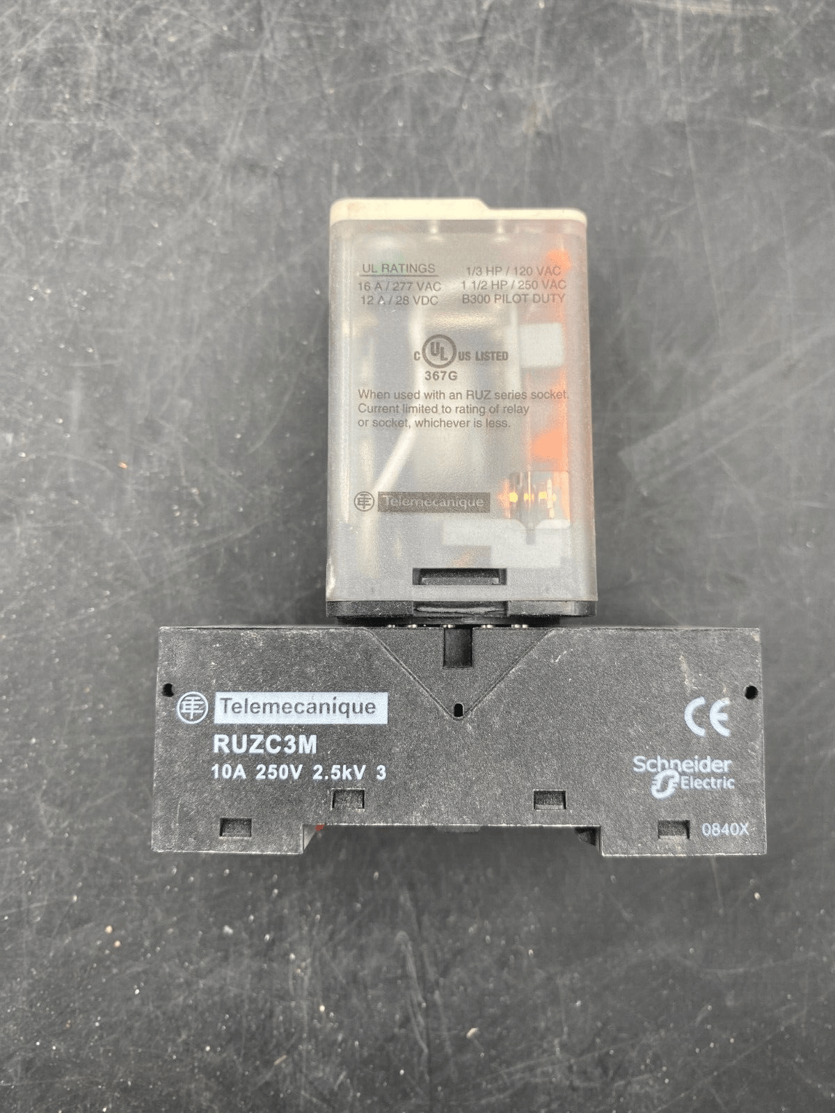 LOT DE 10 SCHNEIDER ELECTRIC RELAIS UNIVERSEL 3 CO RUMC3AB2B7 24V + EMBASE RUZC3 - KLR Automation