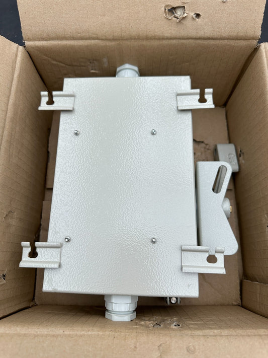 LEGRAND 99015 INTERRUPTEUR COMBINE 3 POLES 20A 380/500V BOITE TOLEE - KLR Automation