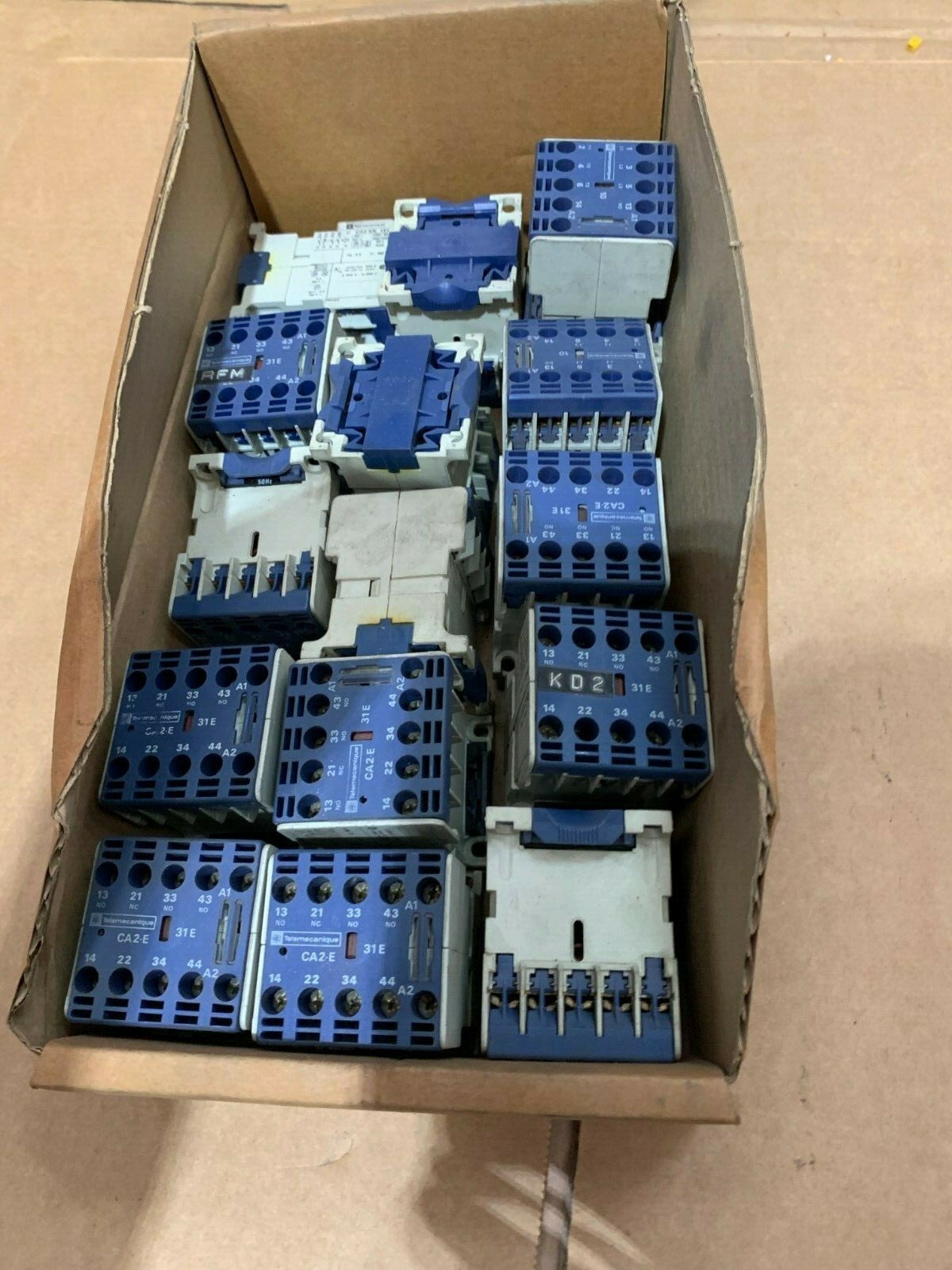 lot de 15 pc x  TELEMECANIQUE CA2-EN131 CONTROL RELAY 220/240V COIL 
