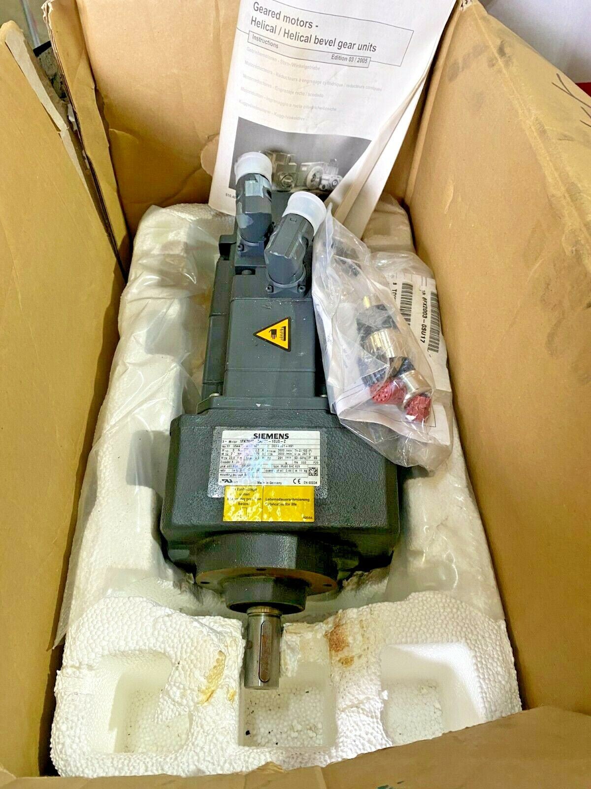 Siemens 1FK7042 - 5AF71 - 1EU5 - Z 1FK70425AF711EU5Z AC synchronous servo gear motor - KLR Automation
