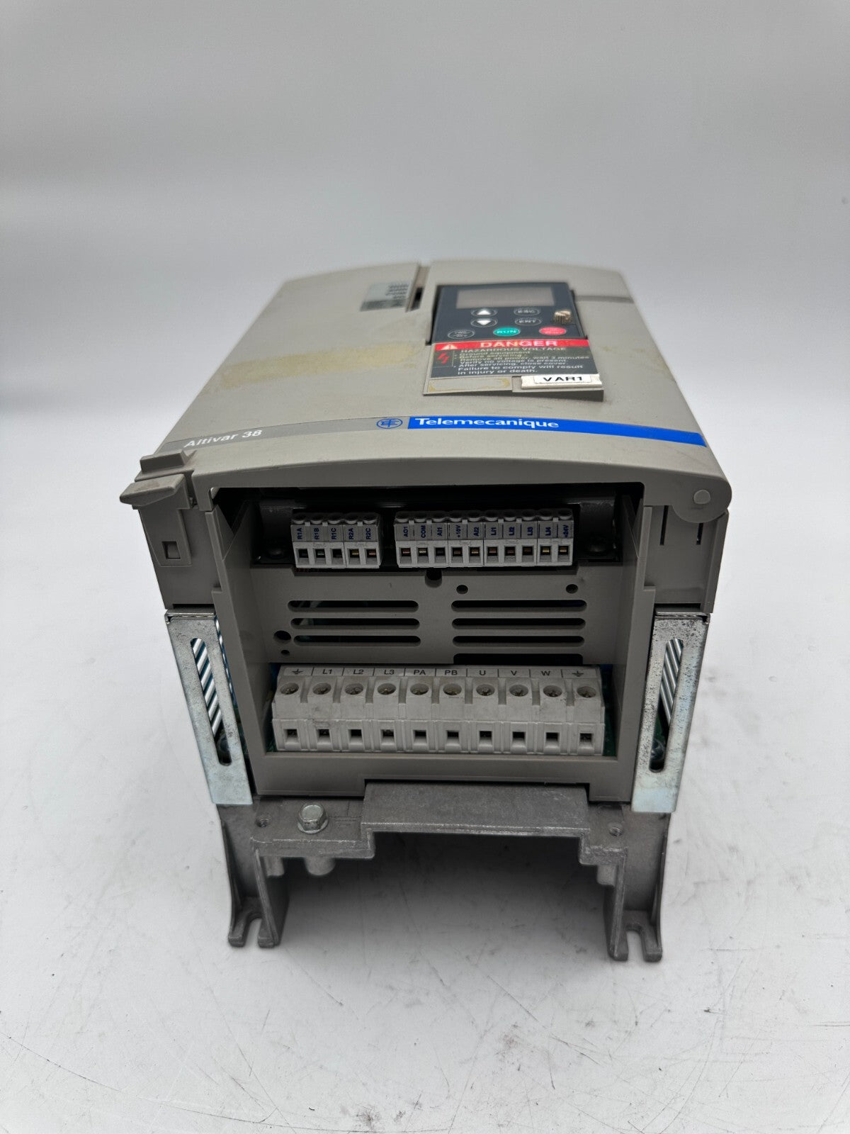 TELEMECANIQUE ATV38HU18N4 ALTIVAR 38 0.75kW 1HP VARIATEUR DE FREQUENCE - KLR Automation
