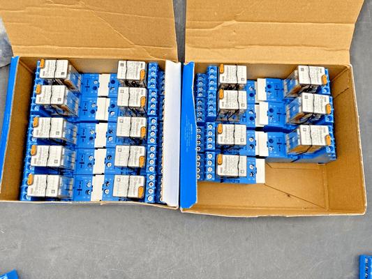 LOT OF 17 FINDER 94.04.SMA + RELAY SCHNEIDER ELECTRIC 55.34.8.024.0040 553480240 - KLR Automation