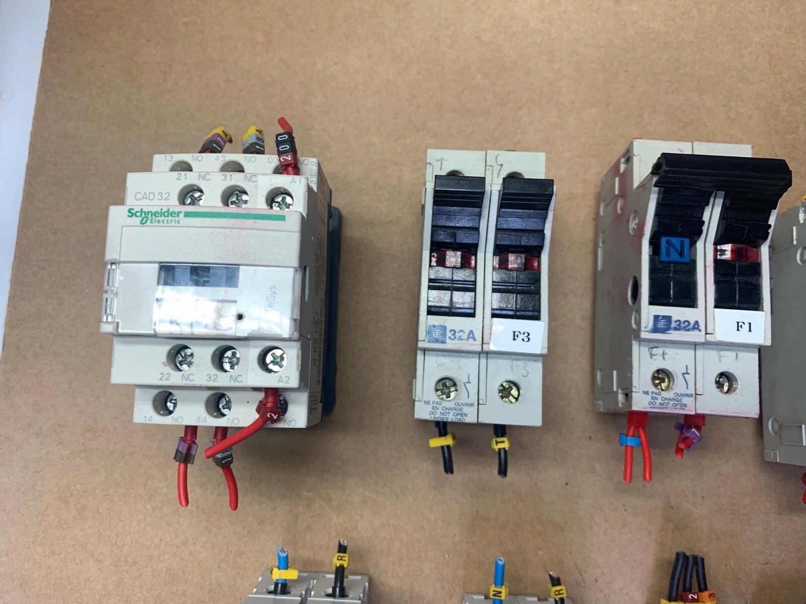 Lot de 12 pc x TELEMECANIQUE ...CAD32 + GV2ME07 +C60N + GK1 Contactor - KLR Automation