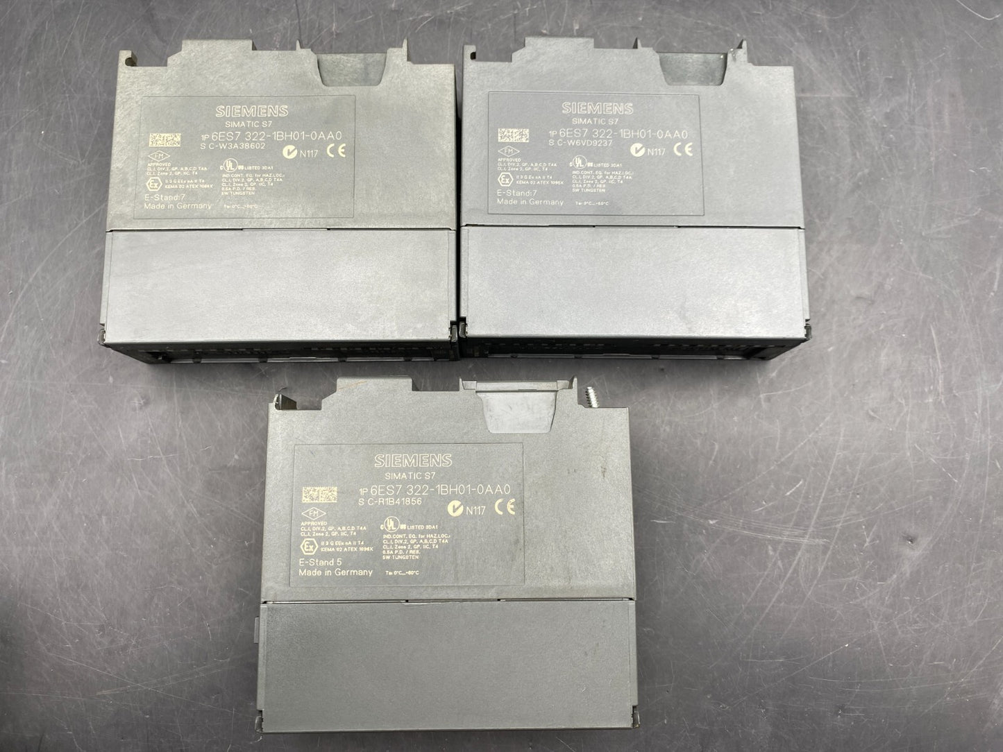 LOT OF 3 SIEMENS SIMATIC SM321 6ES7 322 - 1BH01 - 0AA0 E - S 05 DIGITAL OUTPUT MODULE - KLR Automation