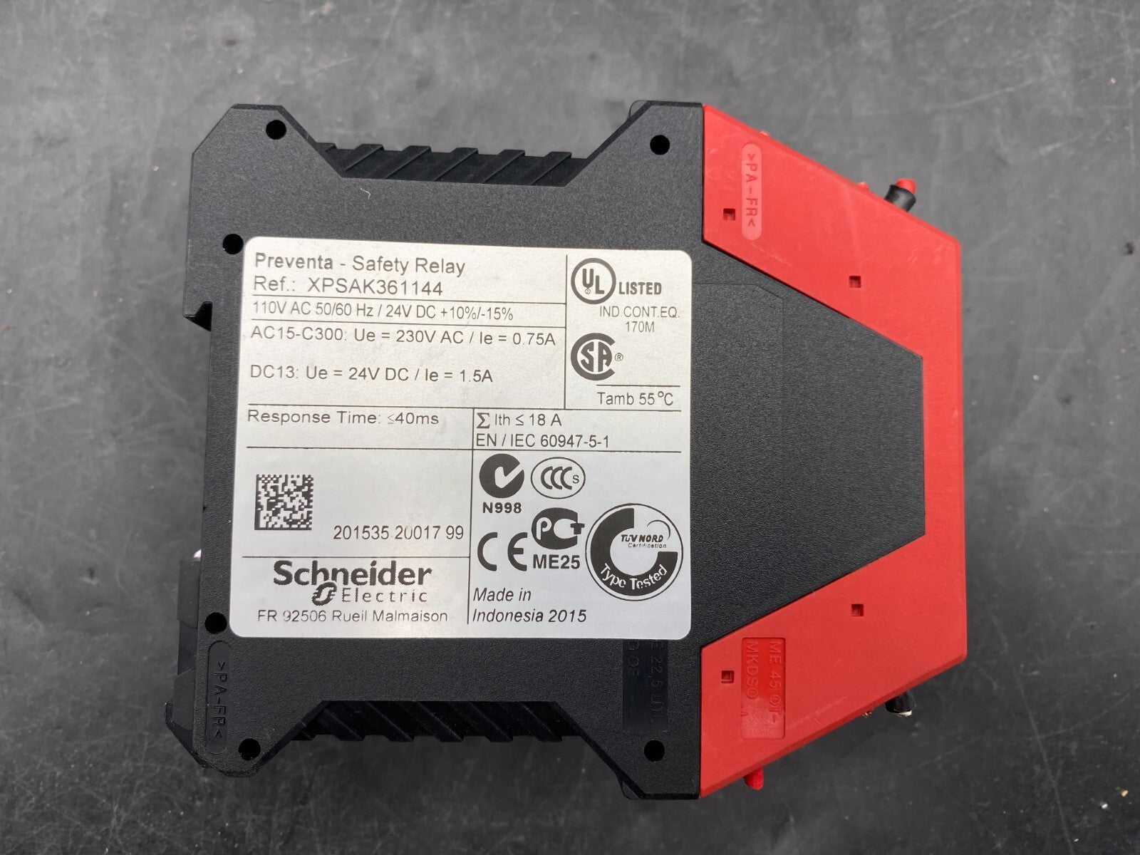 TELEMECANIQUE XPS-AK XPSAK361144 110VAC RELAIS DE SECURITE x1pc