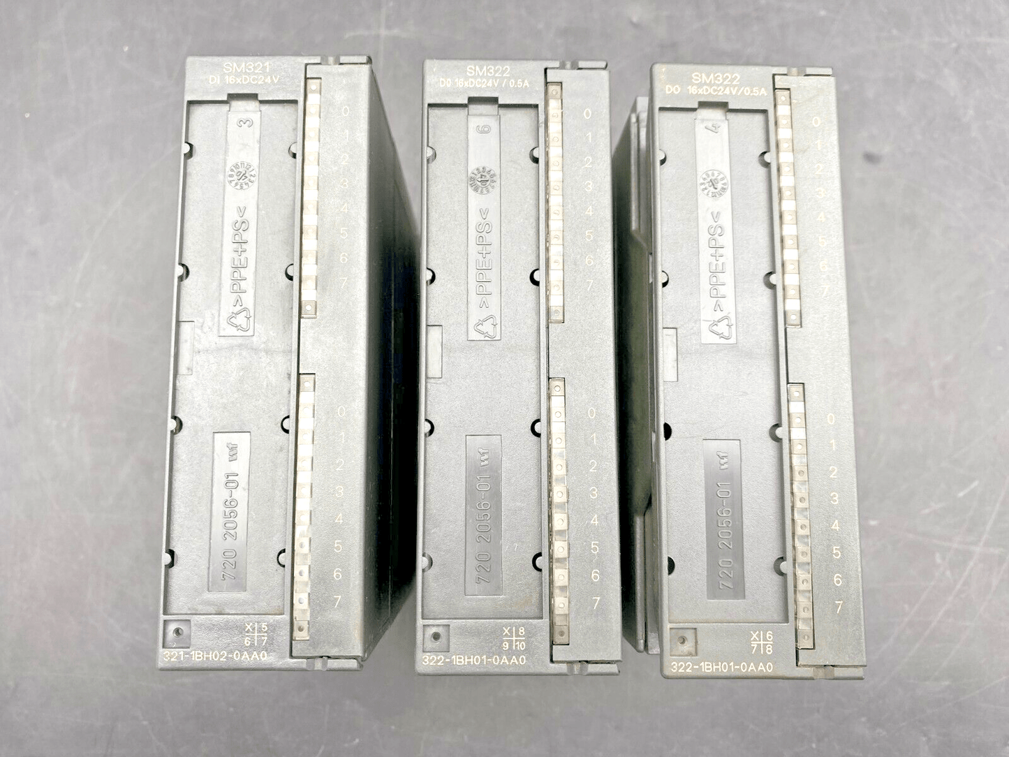 LOT OF 3 SIEMENS SIMATIC SM321 6ES7 322 - 1BH01 - 0AA0 E - S 05 DIGITAL OUTPUT MODULE - KLR Automation