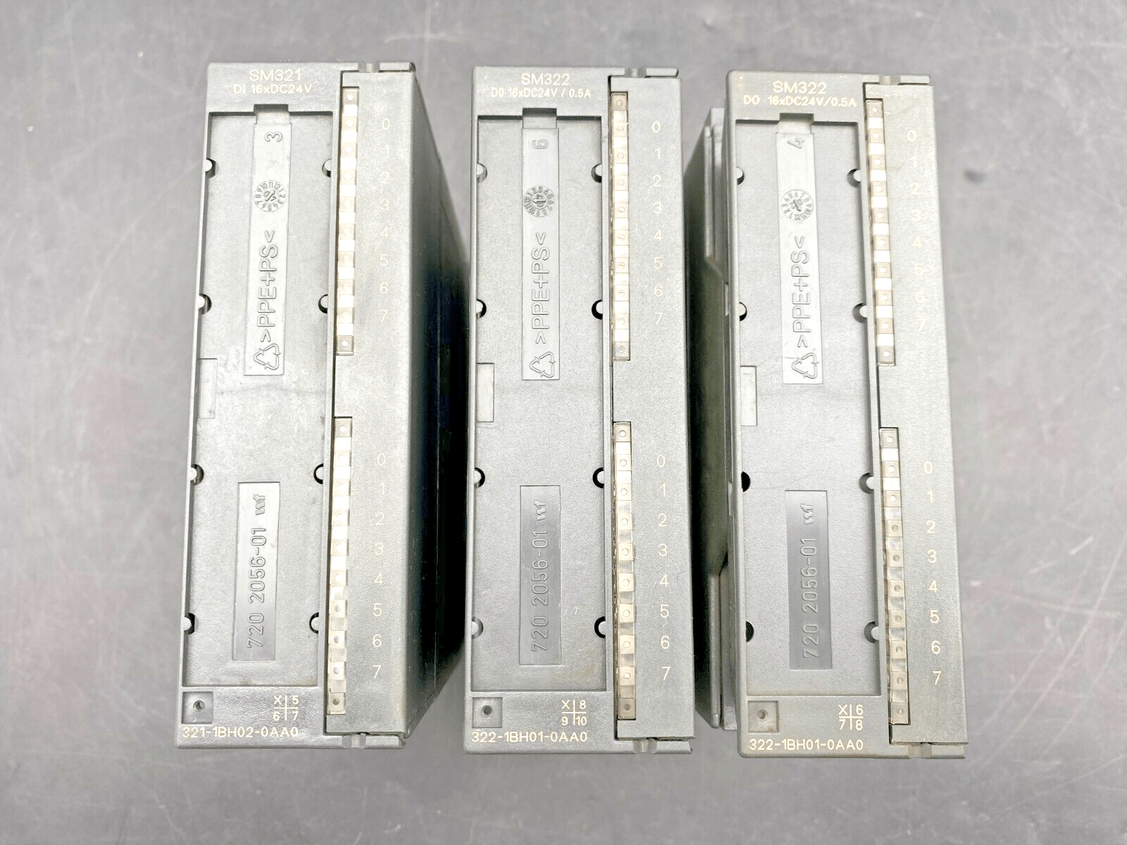 LOT OF 3 SIEMENS SIMATIC SM321 6ES7 322 - 1BH01 - 0AA0 E - S 05 DIGITAL OUTPUT MODULE - KLR Automation