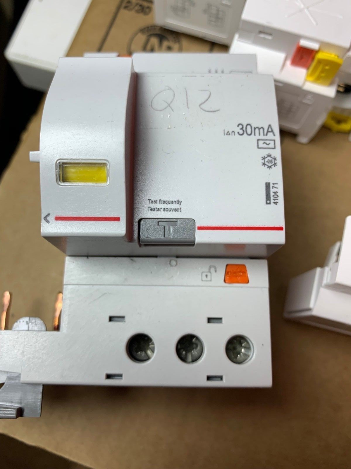 Lot de 12 x  Schneider IC60N + 3 Vigi ic60 + legrand 410471