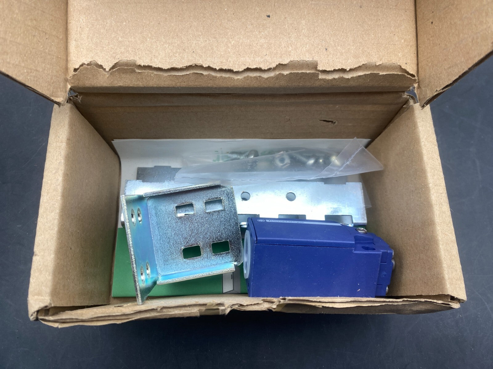 SCHNEIDER ELECTRIC NSYMDCM20 DOOR SWITCH 10A SM