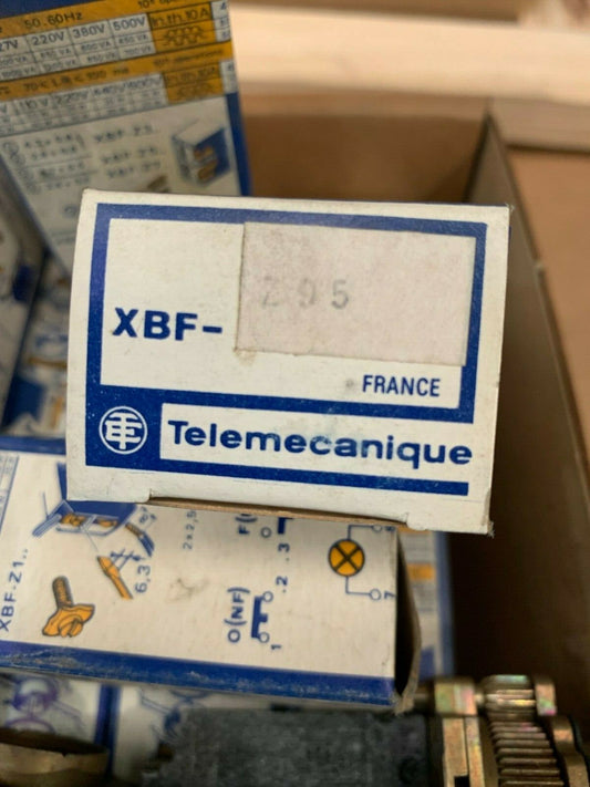 32 x   Telemecanique  XBF-Z95 Bouton Poussoir contacteur  Old Stock