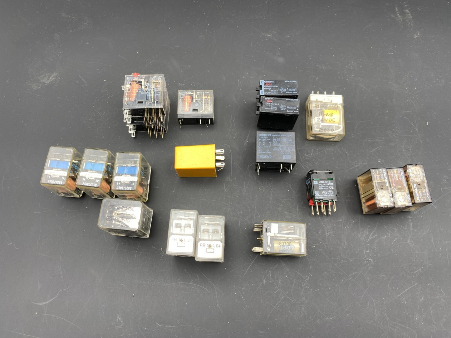 SET OF 73 RELAY OMRON MY2 - US - SV G2R - 14 MY4N KUHNKE 135A4 IDEO RY2S - U FINDER 55.3 - KLR Automation
