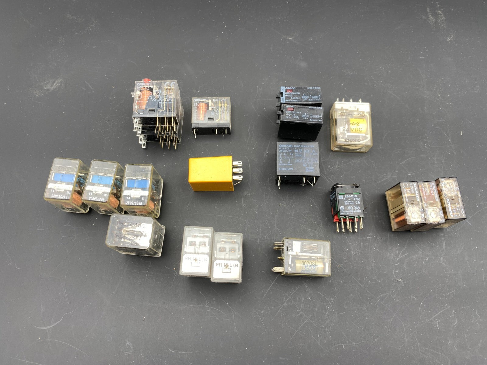SET OF 73 RELAY OMRON MY2 - US - SV G2R - 14 MY4N KUHNKE 135A4 IDEO RY2S - U FINDER 55.3 - KLR Automation