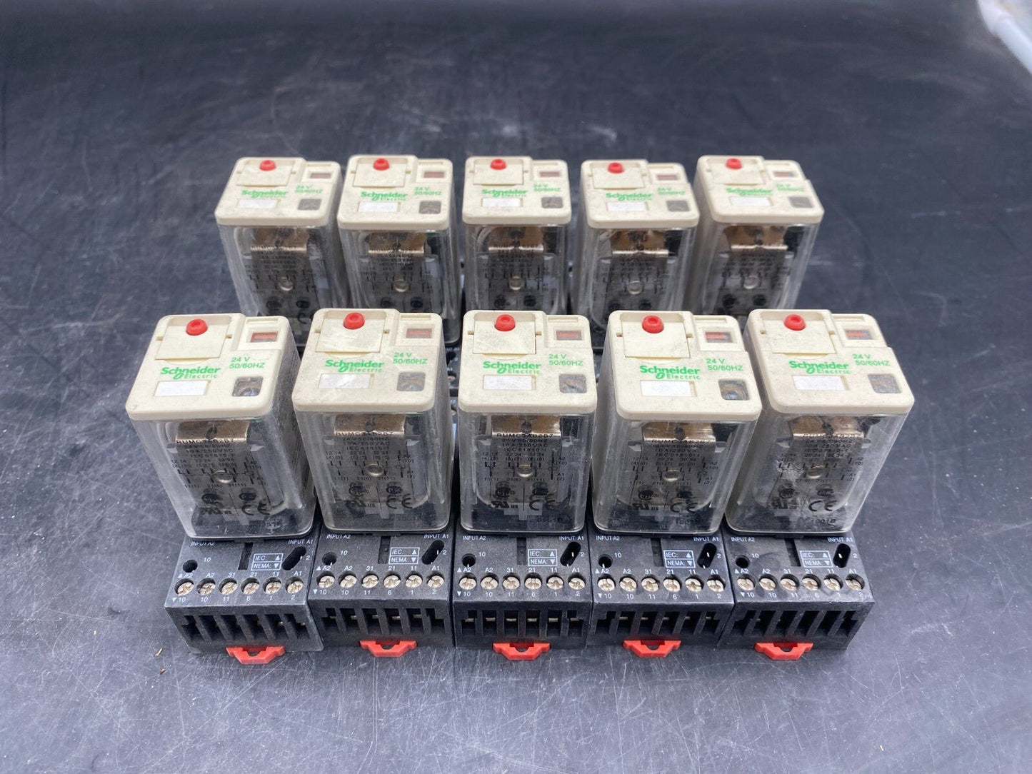 LOT DE 10 SCHNEIDER ELECTRIC RELAIS UNIVERSEL 3 CO RUMC3AB2B7 24V + EMBASE RUZC3 - KLR Automation