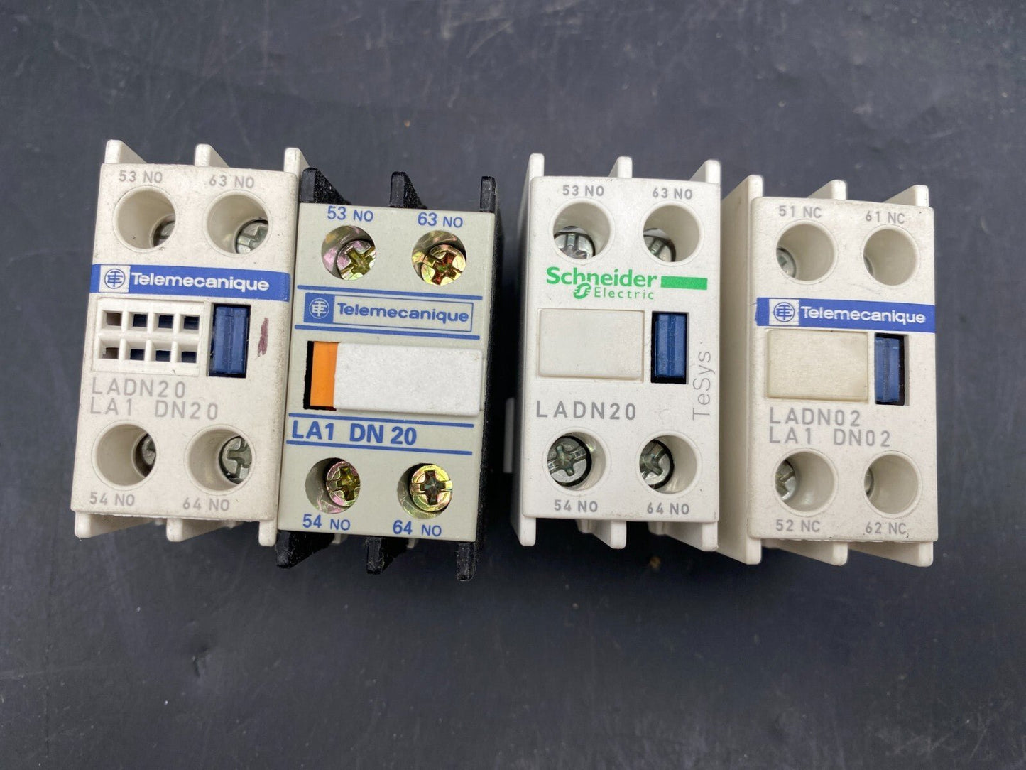 LOT DE TELEMECANIQUE SCHNEIDER ELECTRIC 5 x LADN04 2 x LADN40 4 x LADN20 - KLR Automation