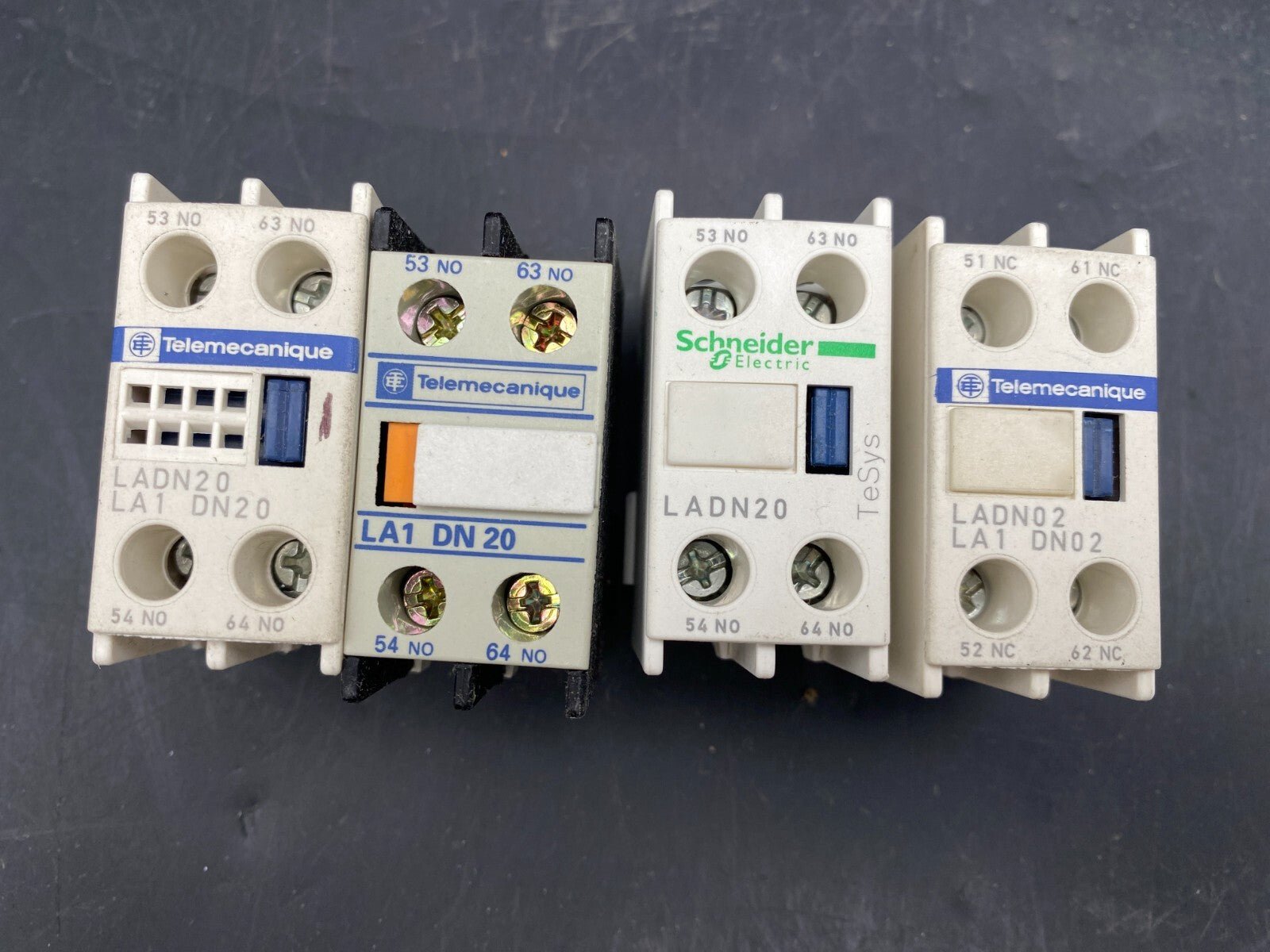 LOT DE TELEMECANIQUE SCHNEIDER ELECTRIC 5 x LADN04 2 x LADN40 4 x LADN20 - KLR Automation